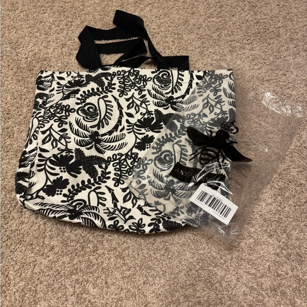 NWT Antthony Printed Canvas Black and White Floral Tote Bag Abstract Tropical